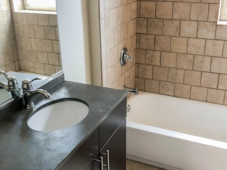 1440 W Addison St #2 — Photo 5