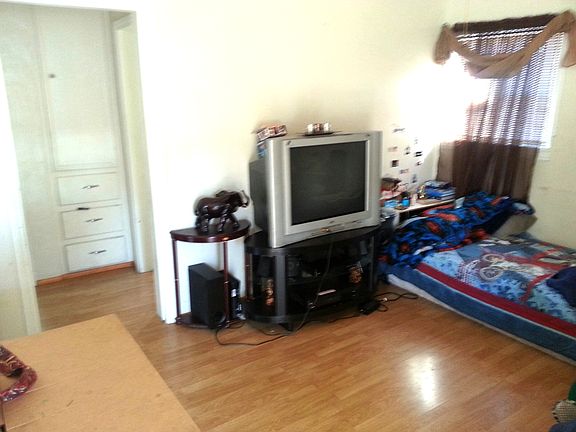 3rd image of 9515 Los Angeles St