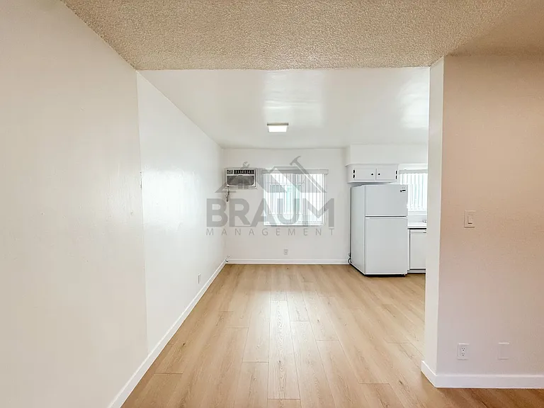 13129 OXNARD ST. — Photo 6