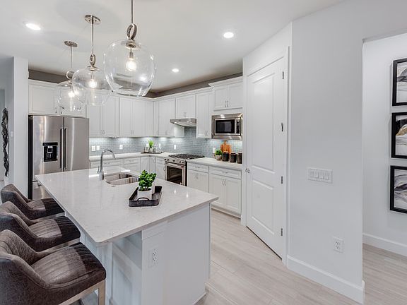 Model Representation Kitchen with Decorative Back-splash and Large Center Island