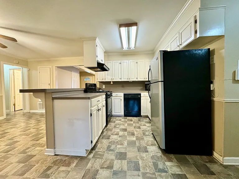 604 Enfield Dr — Photo 6