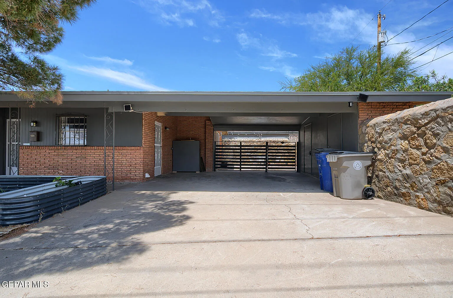 3 bed, 2.0 bath, 1707 sqft, $1,650 — Photo 2