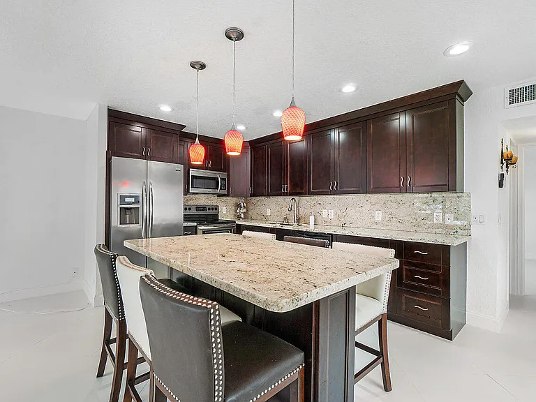 143 Seville E — Photo 12