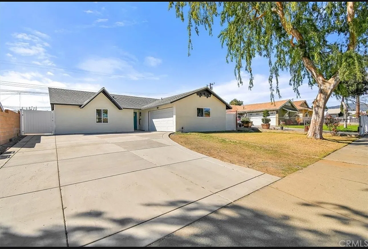 2423 Lennox St — Photo 1