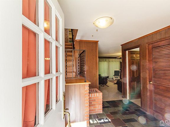 3rd image of 723 Hillcrest Blvd