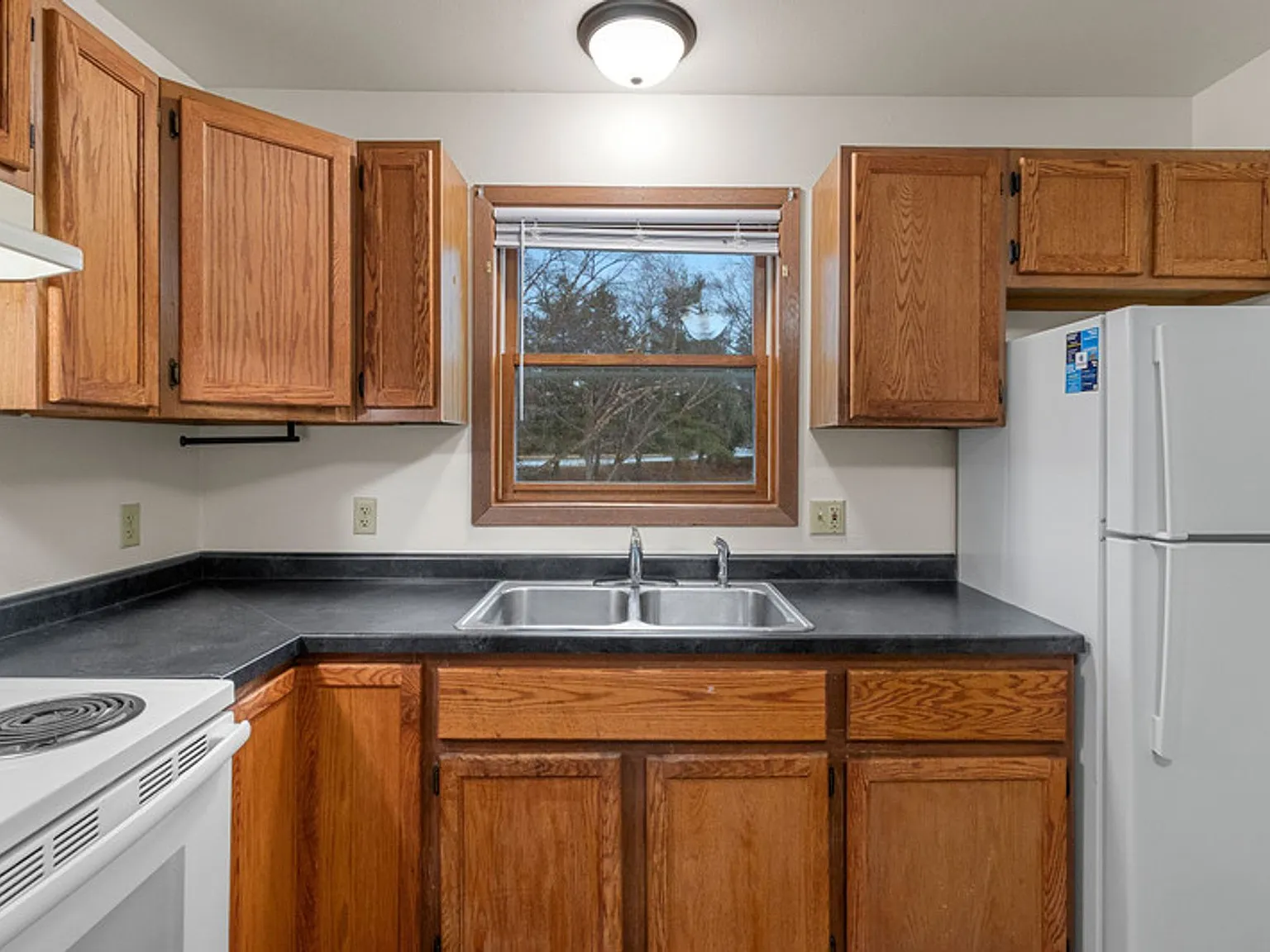 Hickory Drive and Pinecrest Apartments — Photo 2