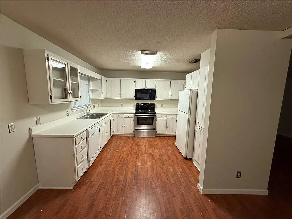 3 bed, 1.5 bath, 1230 sqft, $1,550 — Photo 2