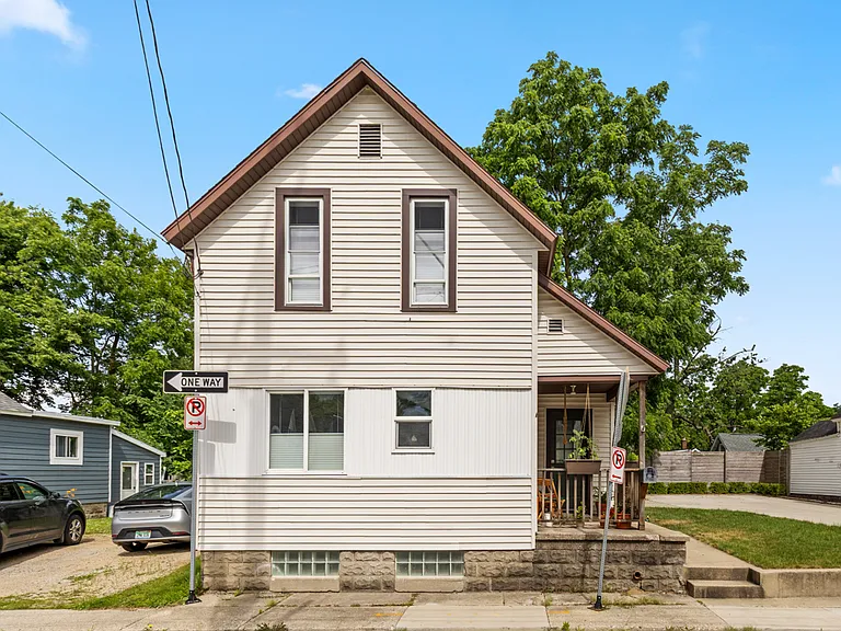 46 Caroline Pl NE — Photo 1