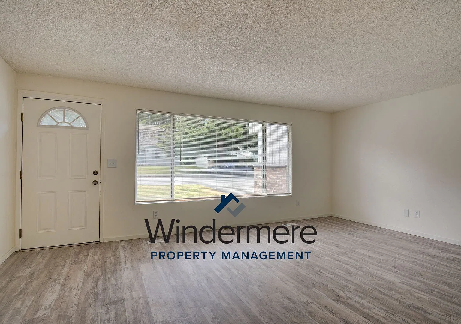 4 bedroom 3 bathroom pet friendly home — Photo 4