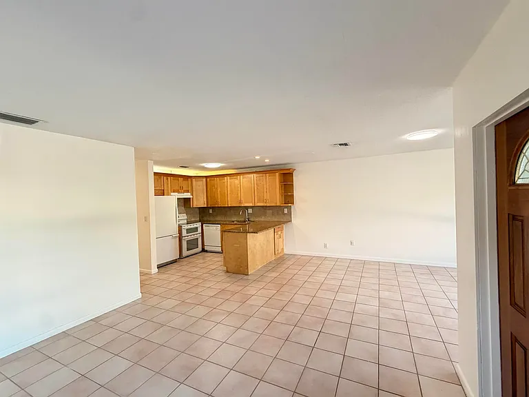 630 NE 19th Ave — Photo 8