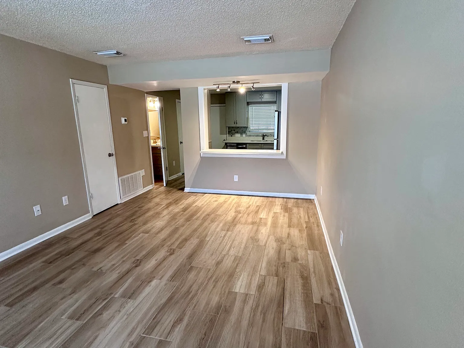 2 bed, 1.5 bath, 1010 sqft, $1,550 — Photo 3