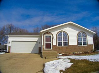 1004 E Pinecrest Ln, Elkhorn, WI 53121