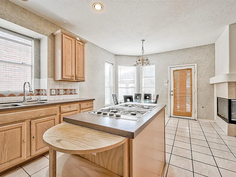 6806 Rhodes Ct — Photo 19