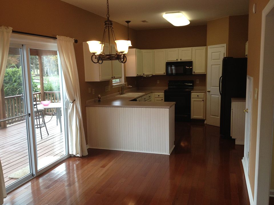 Kitchen with eat-in brkfst