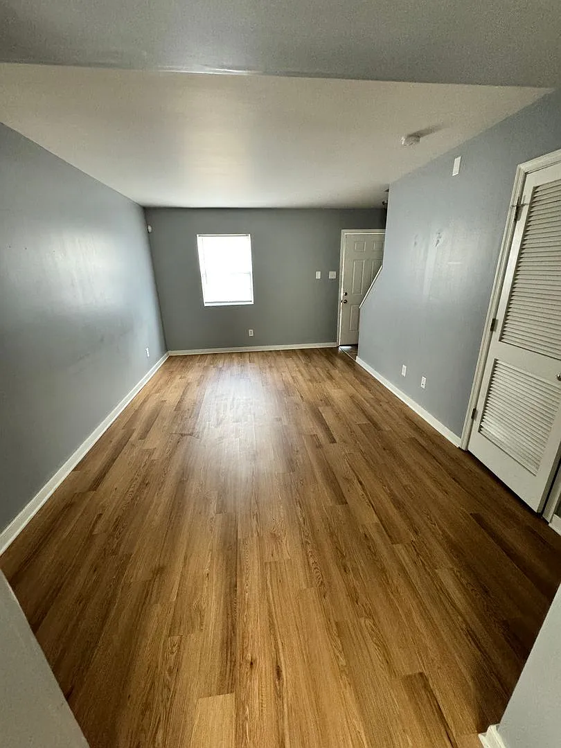 2 bed townhouse! Central Air, laundry. Great location. — Photo 4