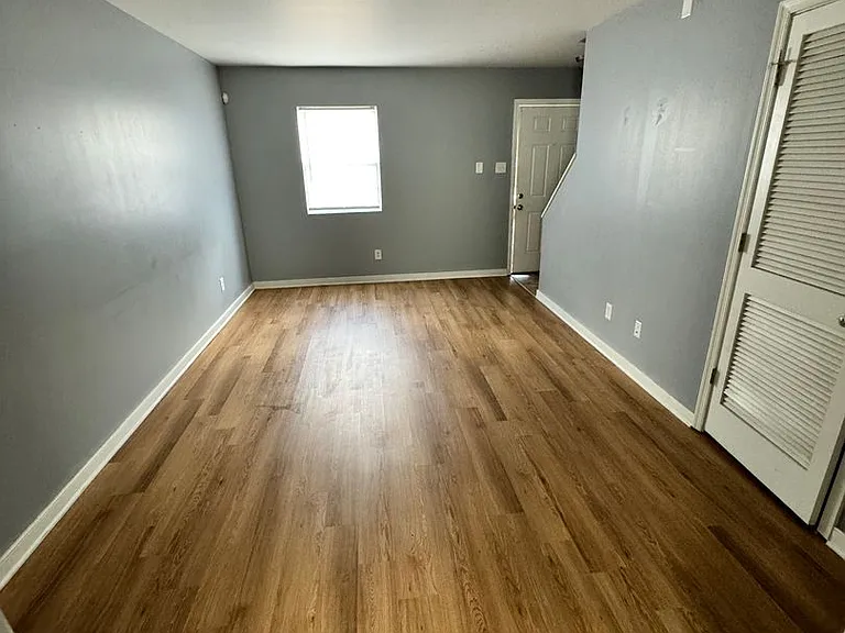 1009 W Graham Rd — Photo 4