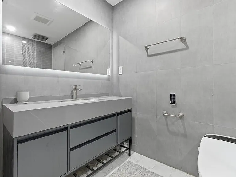 2210 NE 3rd Ave — Photo 33