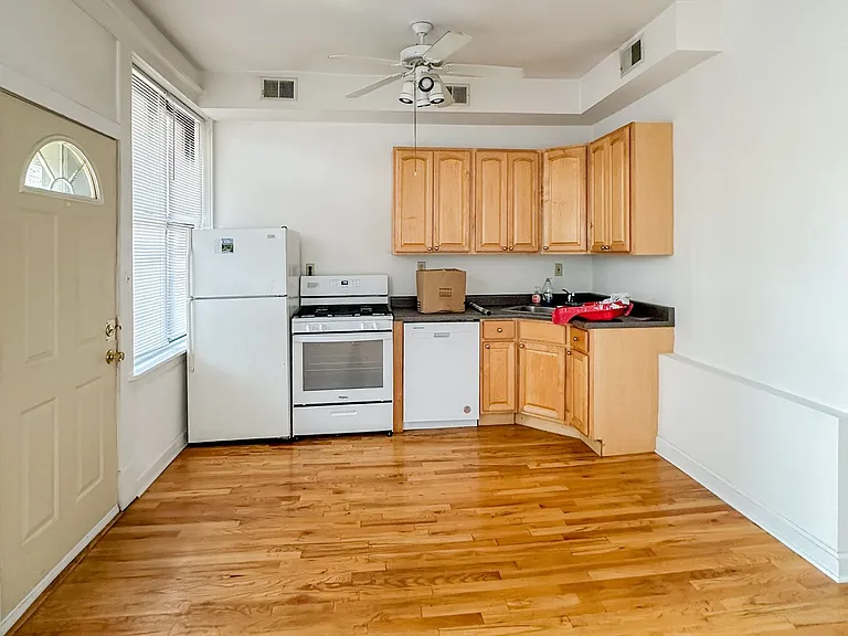 3040 N Greenview Ave #3 — Photo 2