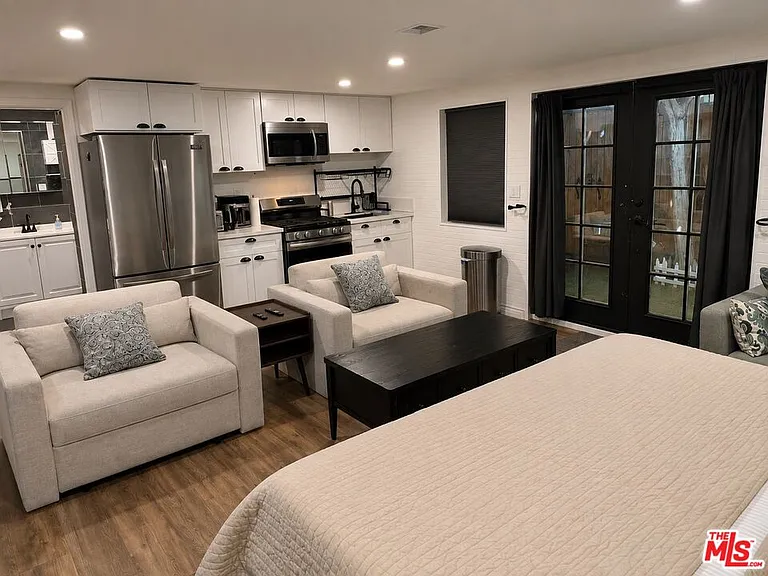 20504 Hamlin St — Photo 9