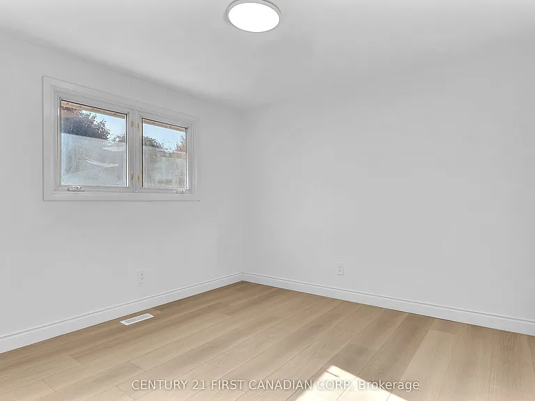 48 Toulon Cres #UPPER — Photo 12