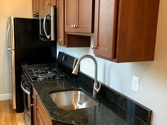 2nd image of 276 Glen St APT 303