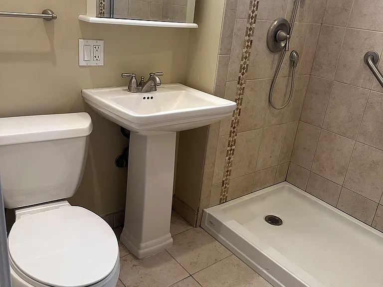 110 Chateau Ter — Photo 7