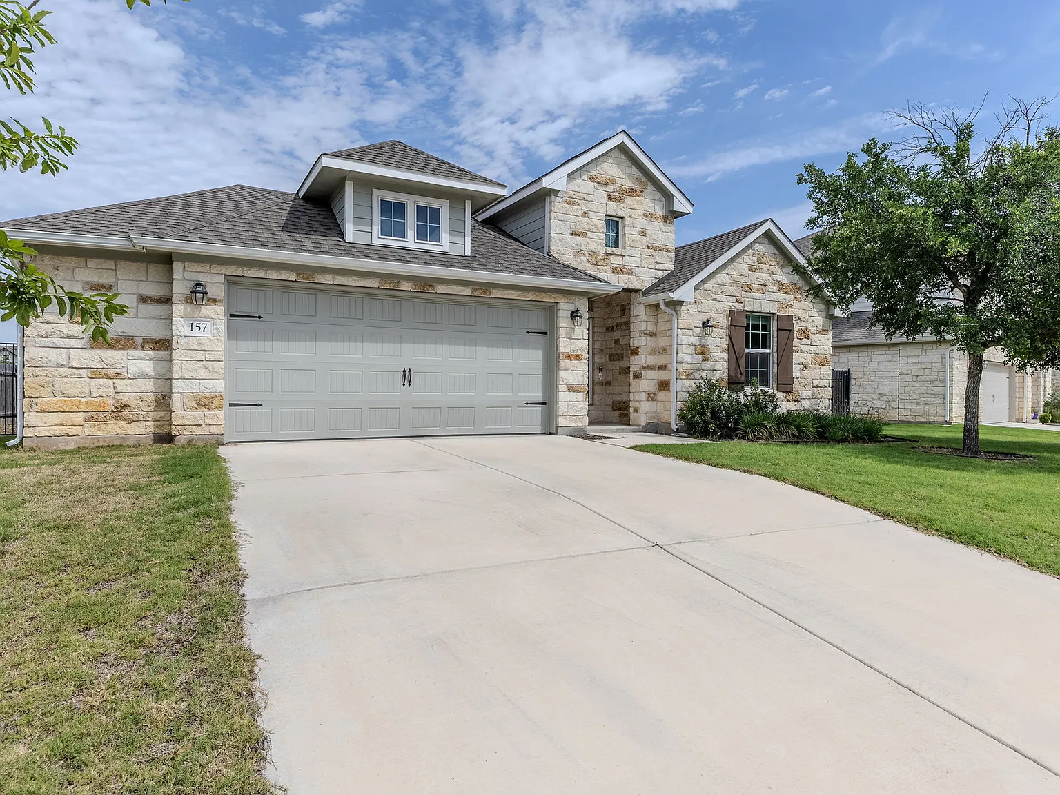 4 bed, 2372 sqft, $2,595 — Photo 2