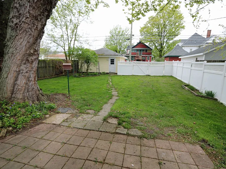 910 Court St — Photo 3