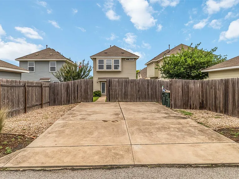 718 Stampede Rd — Photo 19
