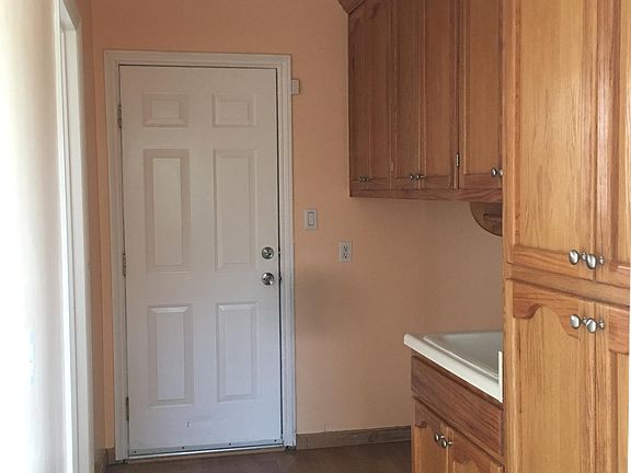 5th image of 2429 Leslie Ave
