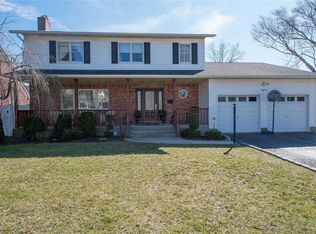 18 Alexander St, Babylon, NY 11702
