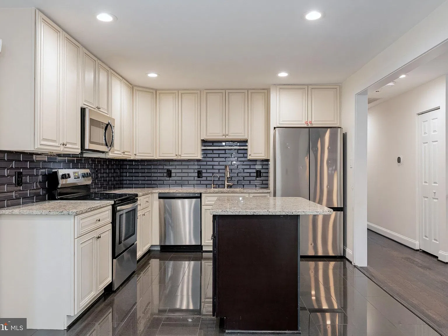 4 bed, 3.0 bath, 2017 sqft, $3,200 — Photo 4