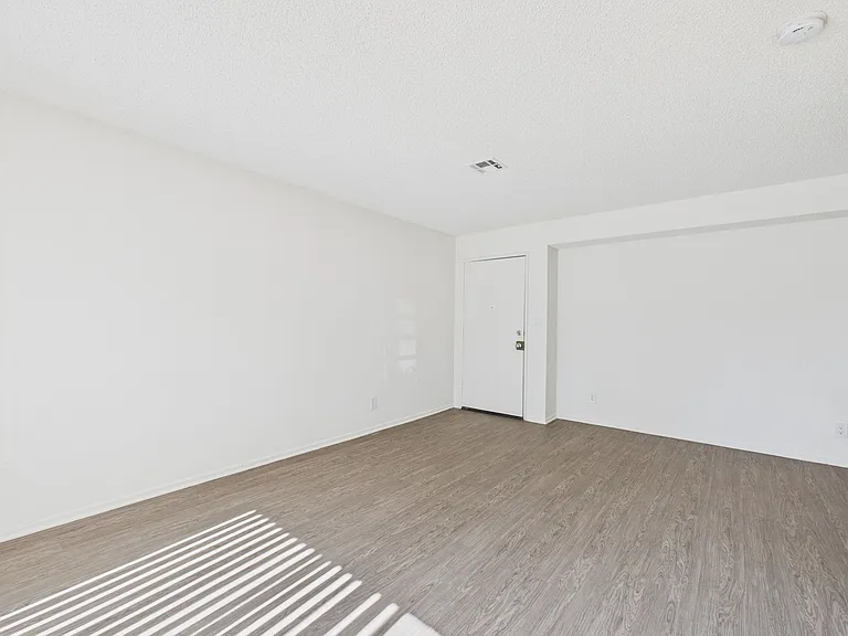 11325 Morrison St — Photo 20