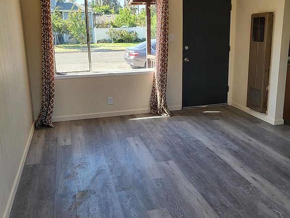 4th image of 208 W Race St