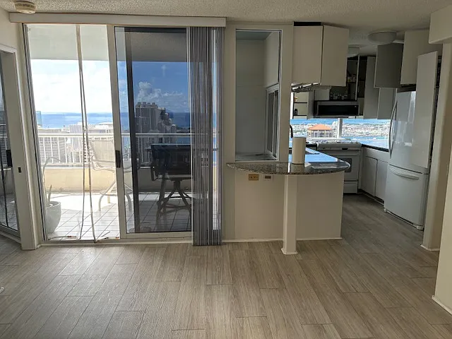 2 bed, 1023 sqft, $3,950 — Photo 2