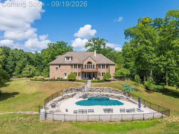 2550 Birch Grove Ct, Oxford, MI 48370