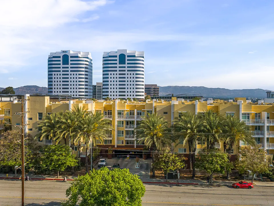 21301 Erwin St #526