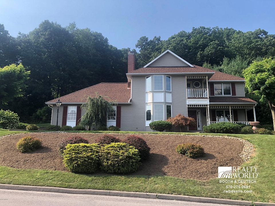 1st image of 3005 Mountain Cres