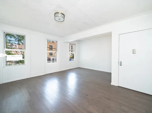 366 Metropolitan Avenue image 8 of 12