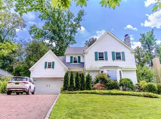 38 Welwyn Rd, Great Neck, NY 11021