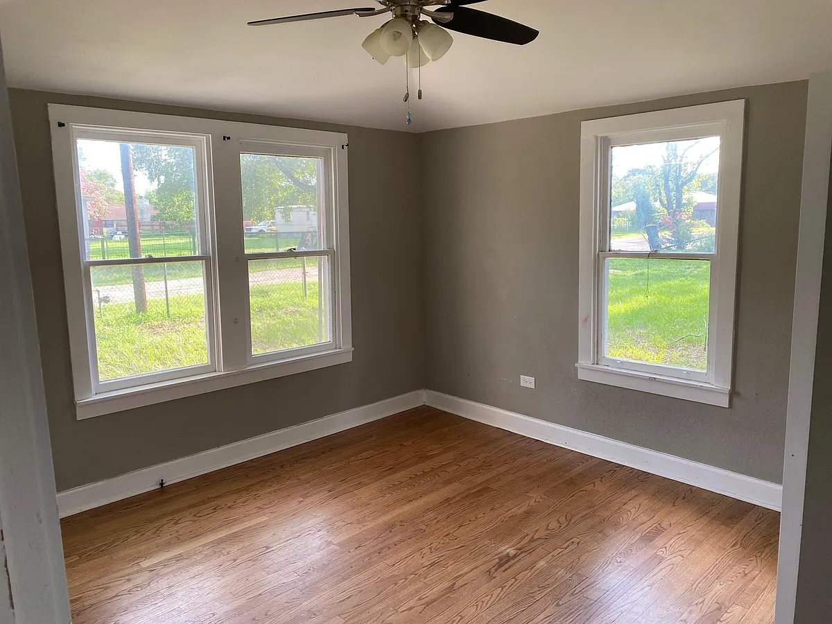 Back Corner Bedroom - 208 Live Oak St
