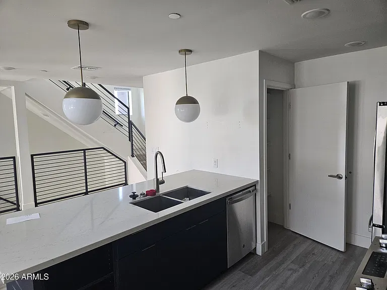 214 S Roosevelt St #L — Photo 11