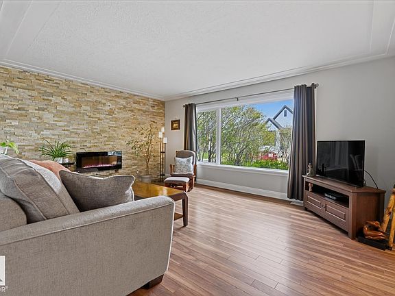 5th image of 8754 Strathearn Dr NW