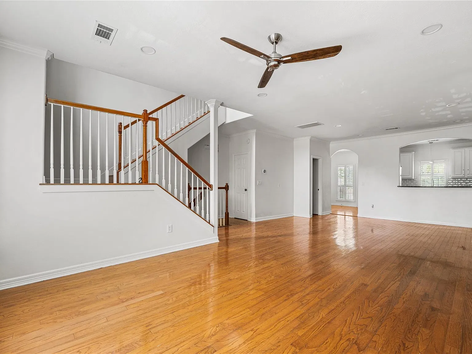 3 bed, 3.5 bath, 2100 sqft, $2,900 — Photo 4