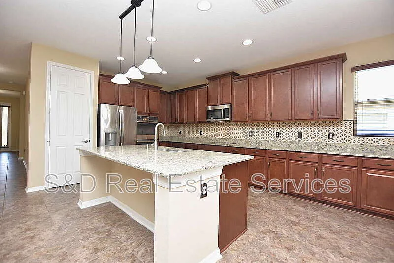 5 bed, 3.5 bath, 3216 sqft, $3,410 — Photo 4