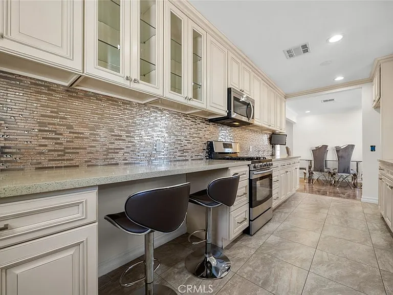 11252 Saticoy St — Photo 10