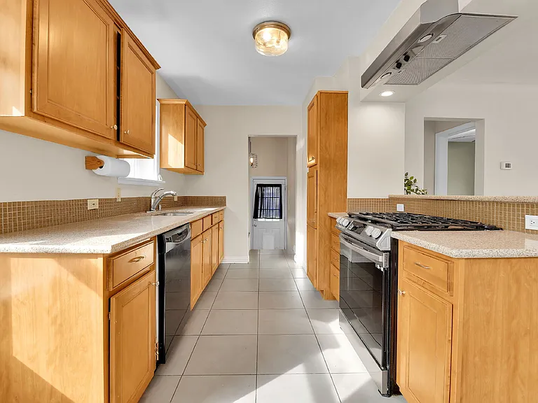 2245 S Franklin St — Photo 22