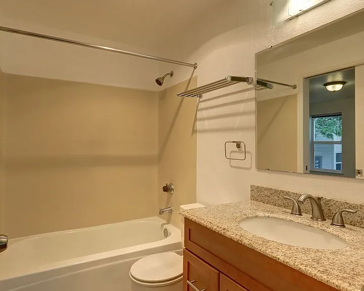 4231 NE 5th St #D203 — Photo 14