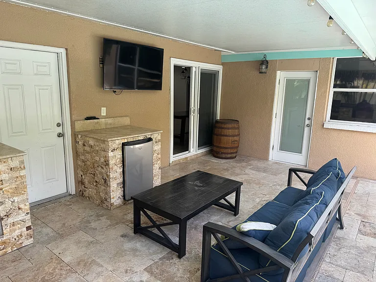 617 Luzon Ave — Photo 3