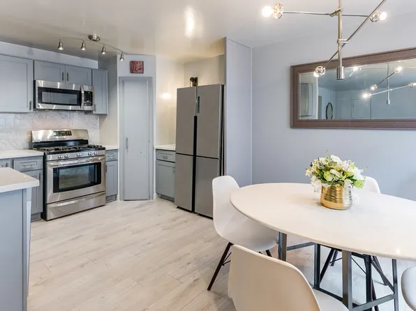 18555 Collins St APT C12, Tarzana, CA 91356